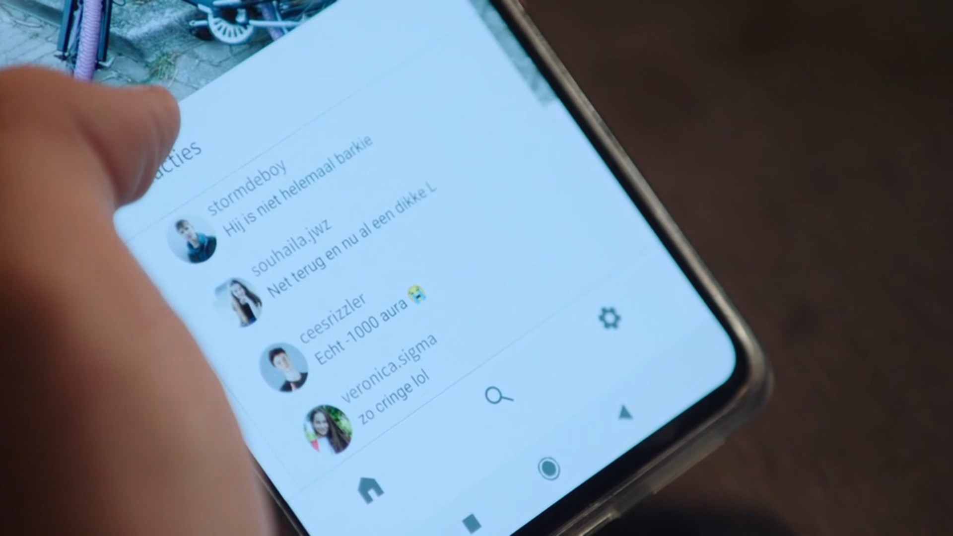 Manu wordt belachelijk gemaakt.